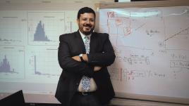 Eleraqi devant un tableau blanc