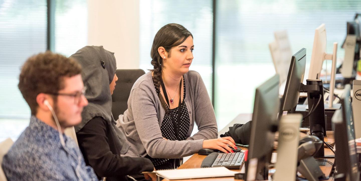 Une rédaction en plein travail, sur des ordinateurs 