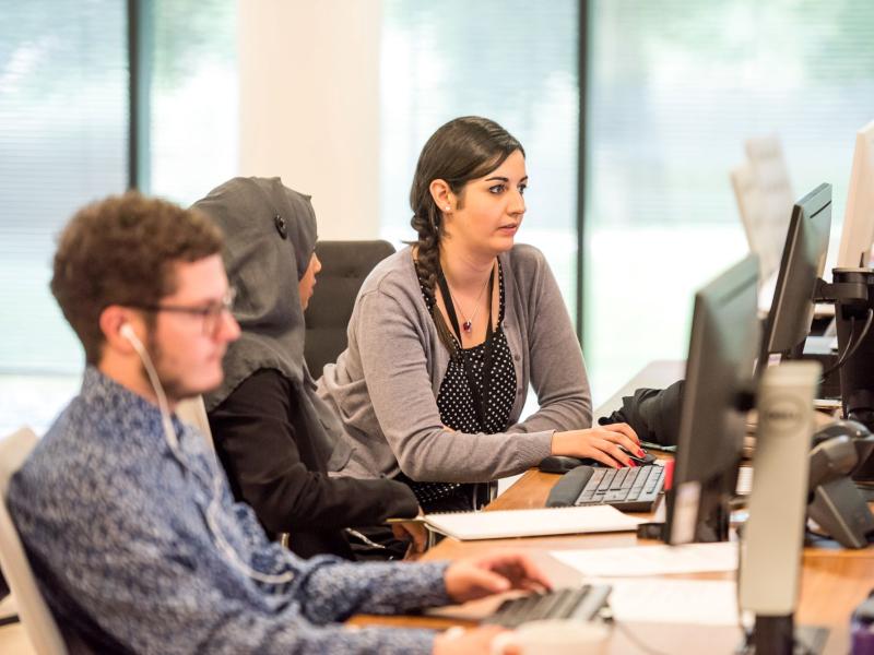 Une rédaction en plein travail, sur des ordinateurs 