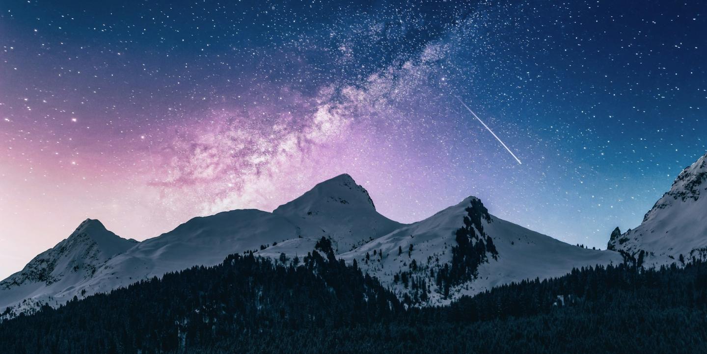 Звездное небо и комета над снежными горами
