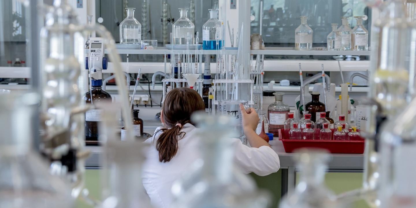 Scientifique dans un labo