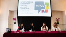 Panélistes devant un écran