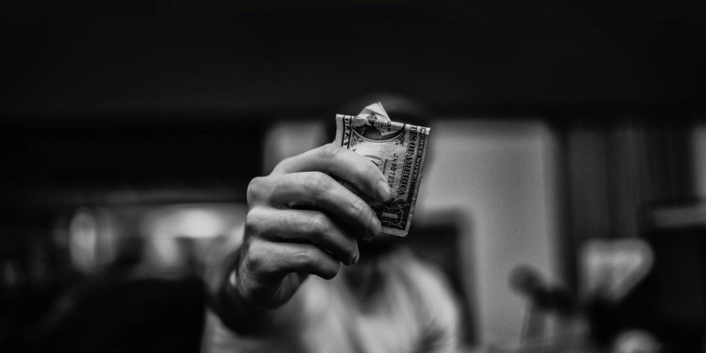 Un homme tient des billets dans sa main