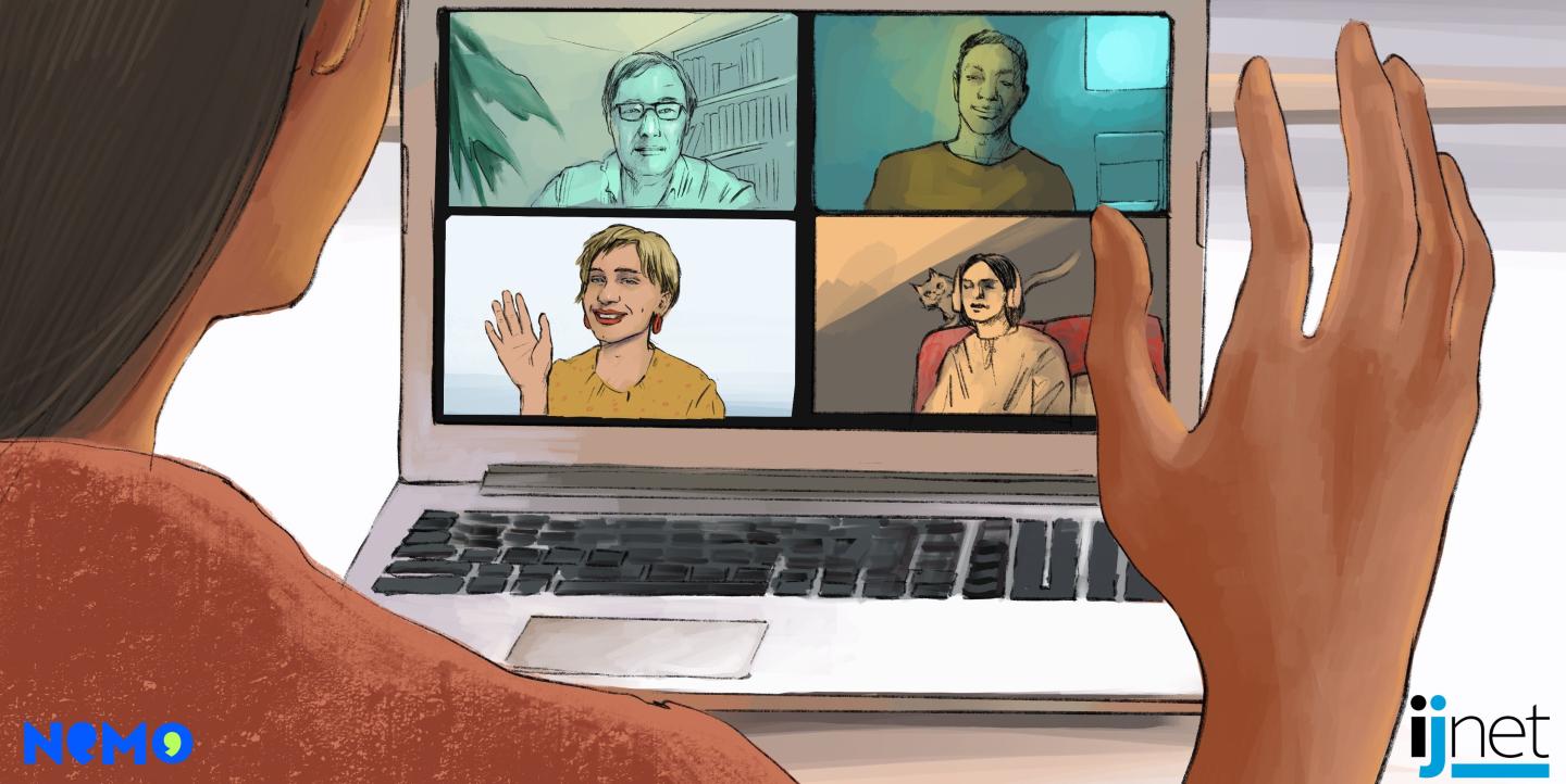 سيدة تلوح لأربعة اشخاص عبر كاميرا الويب