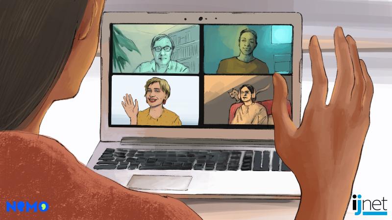 سيدة تلوح لأربعة اشخاص عبر كاميرا الويب