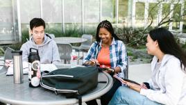 Etudiants qui discussent