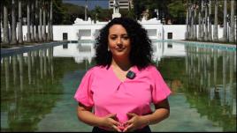 Ana devant la caméra portant un haut rose